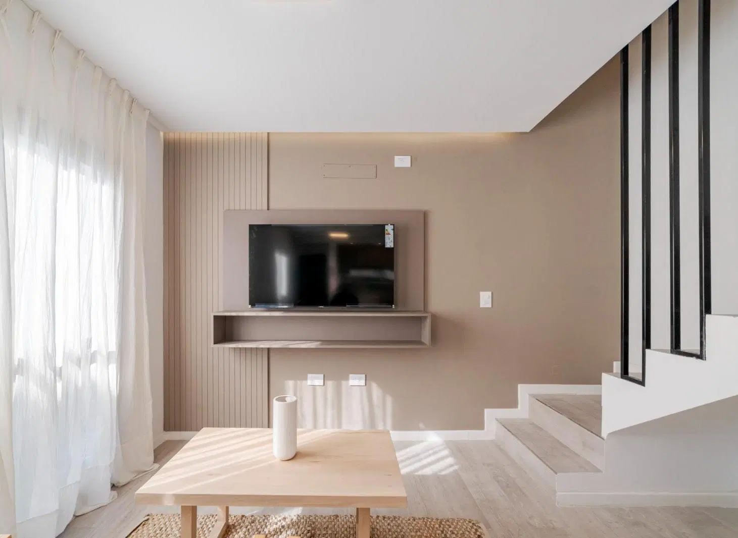 CASAS DUPLEX 2 Y 3 DORMITORIOS EN VENTA A ESTRENAR CON PATIO Y COCHERA EN NUEVA POETA LUGONES 5