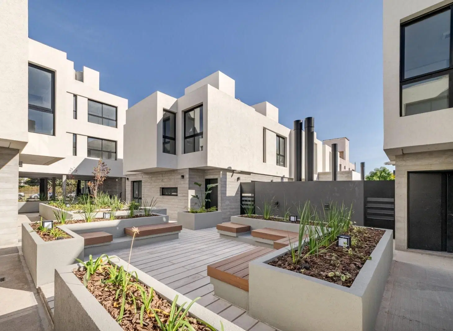 CASAS DUPLEX 2 Y 3 DORMITORIOS EN VENTA A ESTRENAR CON PATIO Y COCHERA EN NUEVA POETA LUGONES 4