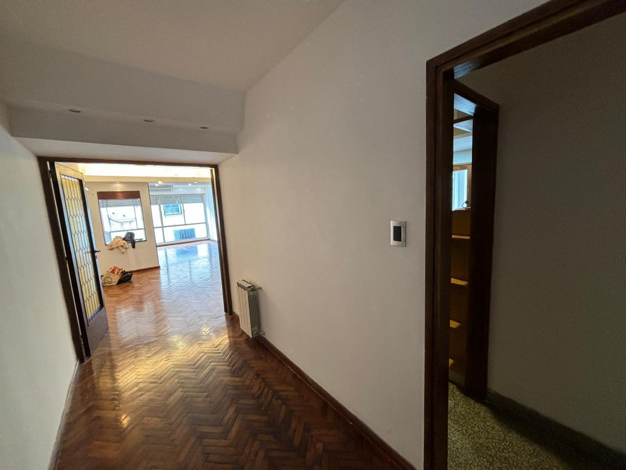Foto de DEPARTAMENTO 3 DORMITORIOS CON PATIO Y COCHERA EN EL CENTRO, imagen 3