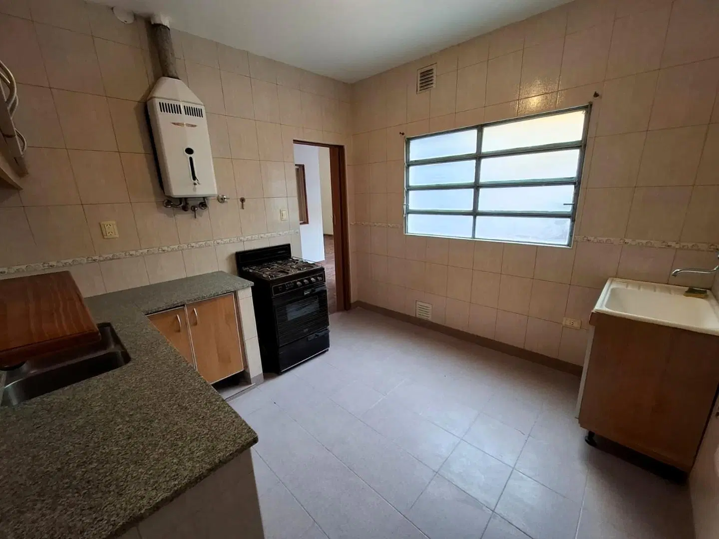 DPTO. 2 AMB., POR PASILLO, CON PATIO *** SIN EXPENSAS *** 3