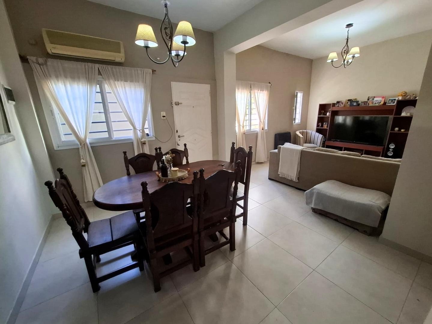 Foto de CASA 4 AMB., EN DOS PLANTAS, CON 2 PATIOS Y TERRAZA., imagen 1