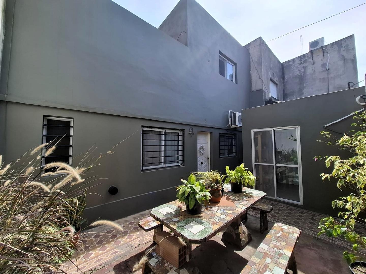 Foto de CASA 4 AMB., EN DOS PLANTAS, CON 2 PATIOS Y TERRAZA., imagen 3