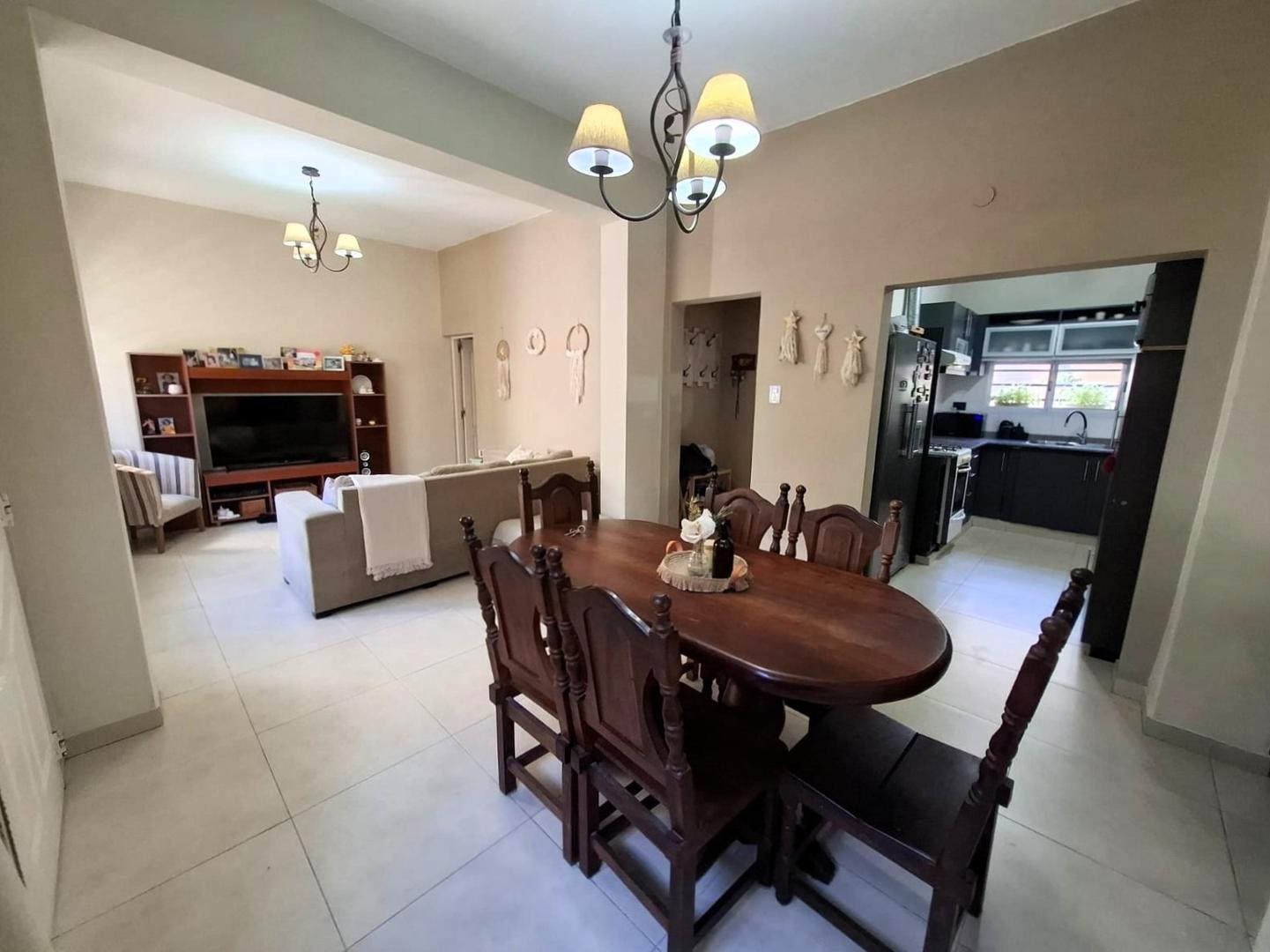 Foto de CASA 4 AMB., EN DOS PLANTAS, CON 2 PATIOS Y TERRAZA., imagen 5