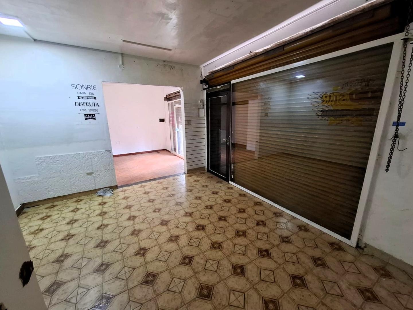 Foto de LOCAL COMERCIAL, COMPUESTO DE DOBLE VIDRIERA (30 M2 TOTALES), imagen 2