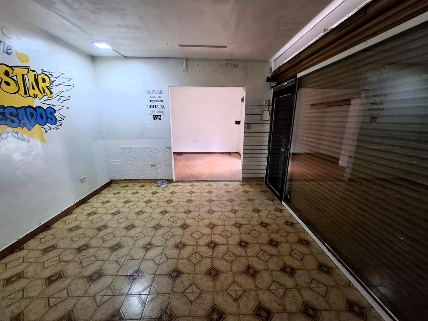 Foto de LOCAL COMERCIAL, COMPUESTO DE DOBLE VIDRIERA (30 M2 TOTALES), imagen 3