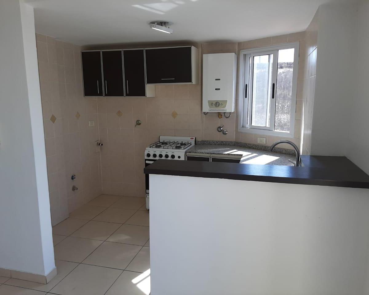 Departamento con Cochera Buena Ubicacion. Lanus Oeste en Venta! 2