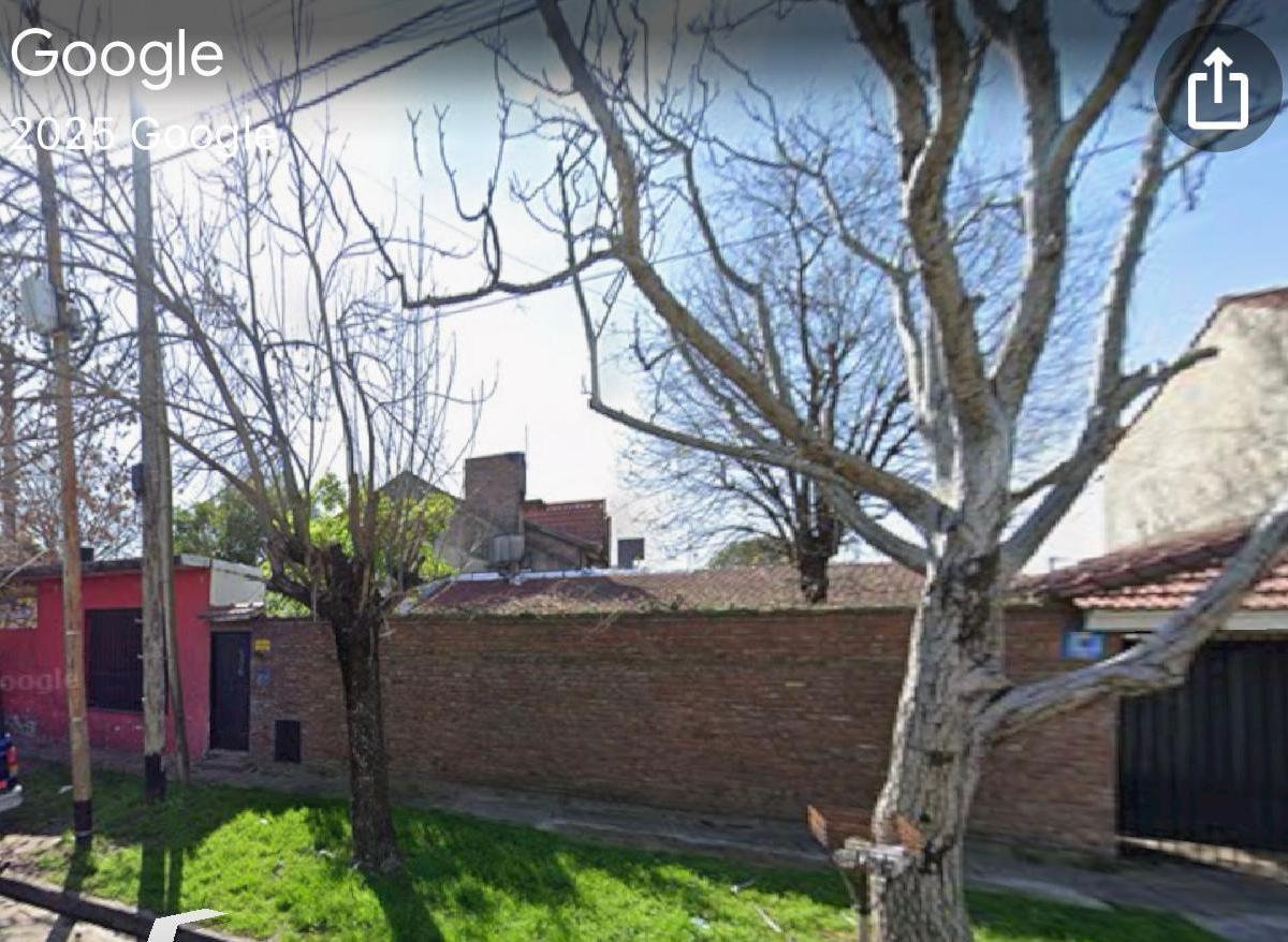 Gran Oportunidad!Esquina con tres locales y vivienda con, parque,quicho y garage