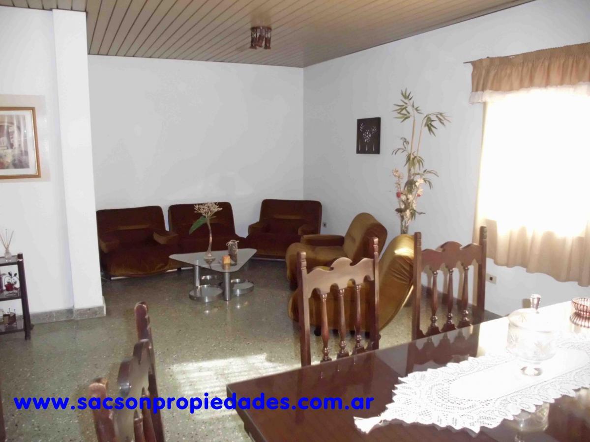 V490 Castelar Venta Casa 4 amb. con cochera, patio y terraza