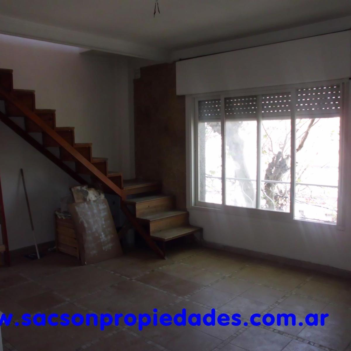 V560 Ramos Mejia Venta amplio PH 4-5 amb. con terraza