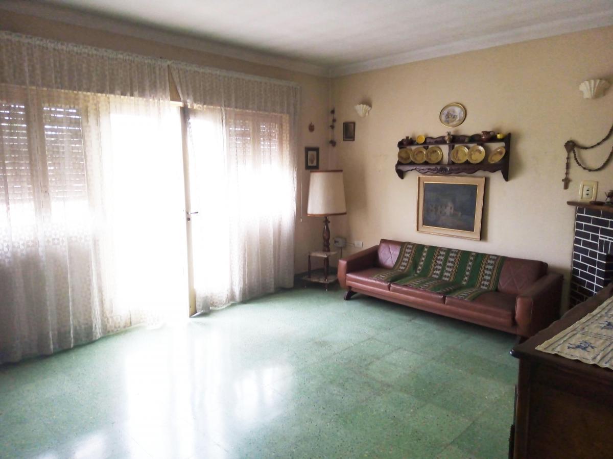 V700 Venta Jose Marmol Casa 4 amb. Garaje, galpon, fondo y Local Escucho Ofertas