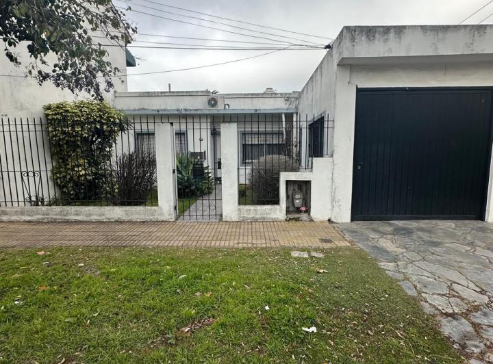 VENTA - CASA DE 4 AMBIENTES CON AMPLIO LOTE  1