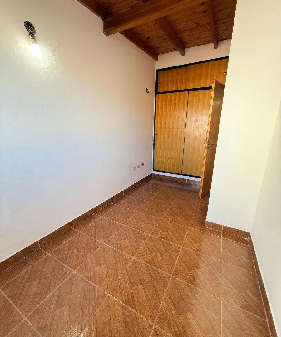 Casa de 90 m² con 2 dormitorios en alquiler en Castelar y entrada para auto 3