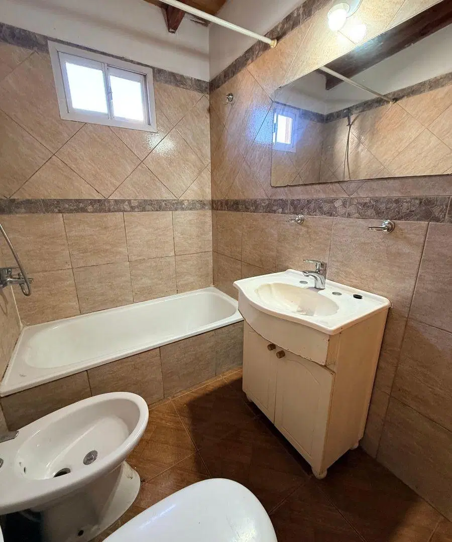 Casa de 90 m² con 2 dormitorios en alquiler en Castelar y entrada para auto 5