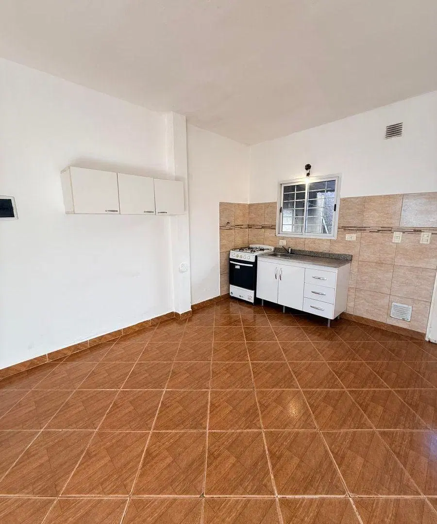 Casa de 90 m² con 2 dormitorios en alquiler en Castelar y entrada para auto 8