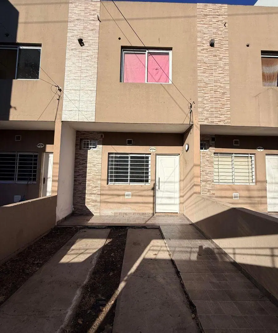 Casa de 90 m² con 2 dormitorios en alquiler en Castelar y entrada para auto 2