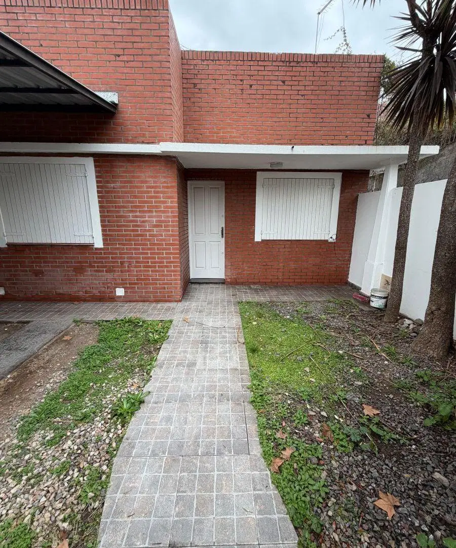 Casa con 2 dormitorios en alquiler en Villa Tesei 5
