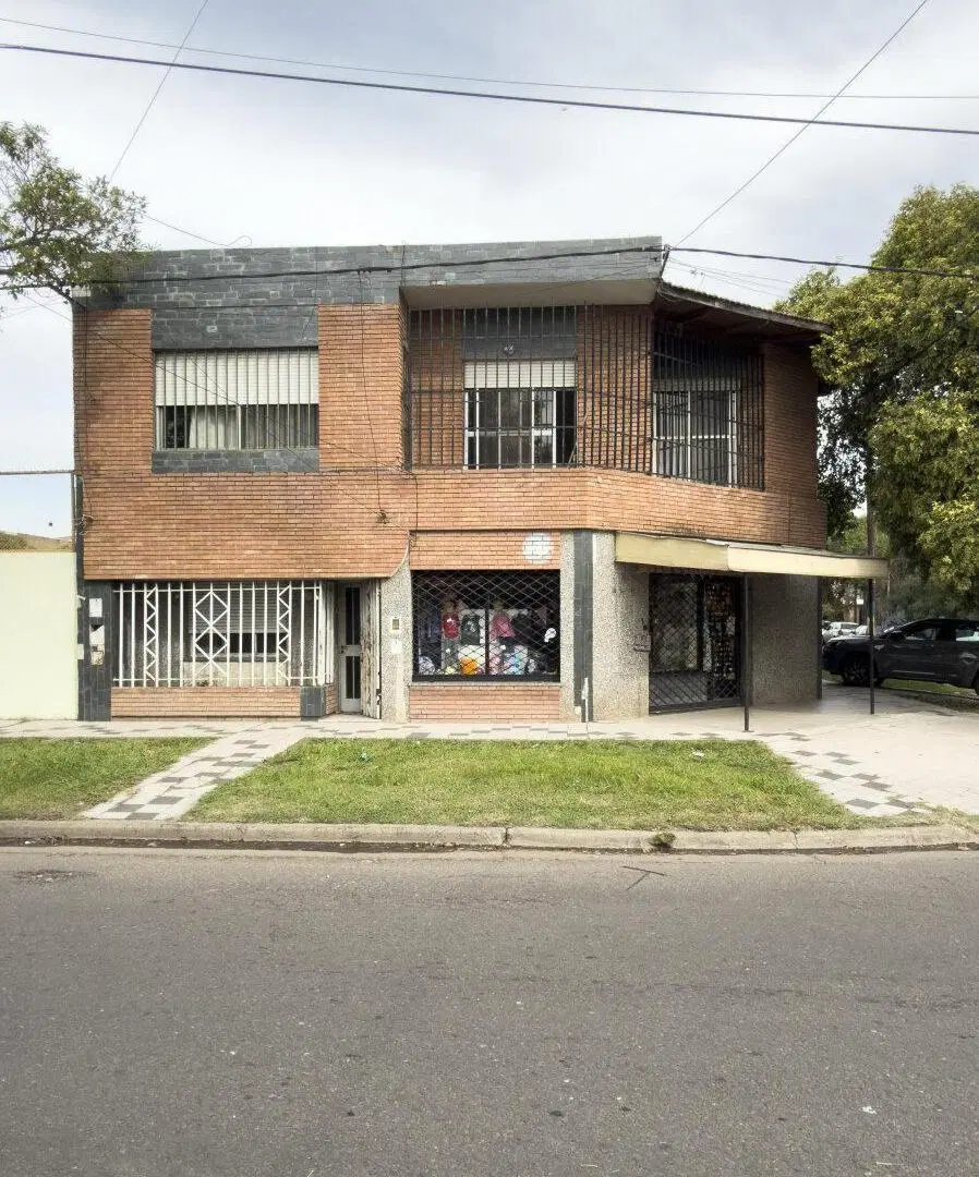 Venta casa con local desarrolado en 2 plantas en barrio Belgrano 2