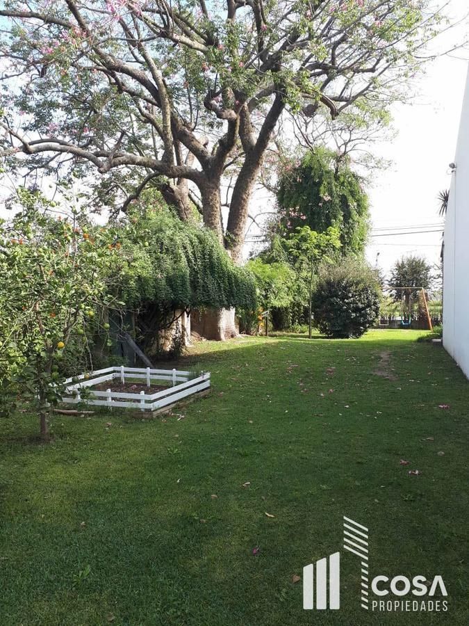 Casa con Jardín y Pileta en Perez 2