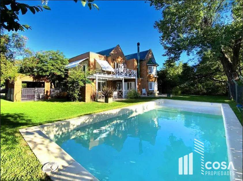 Casa en venta 4 dormitorios con amplio jardín y piscina Green Village Fisherton Rosario