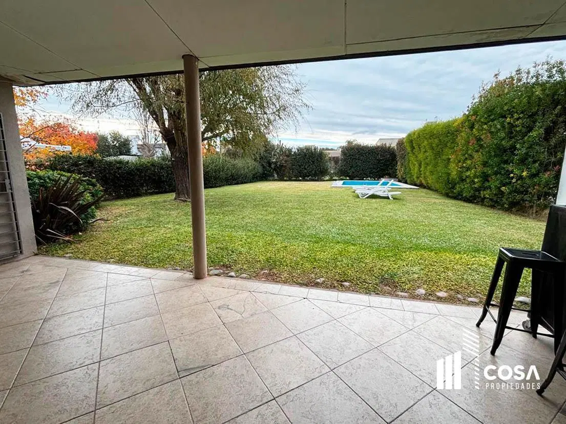 Venta Casa 4 dormitorios amplio jardín parquizado y pileta Cantegril Funes Santa Fe 8
