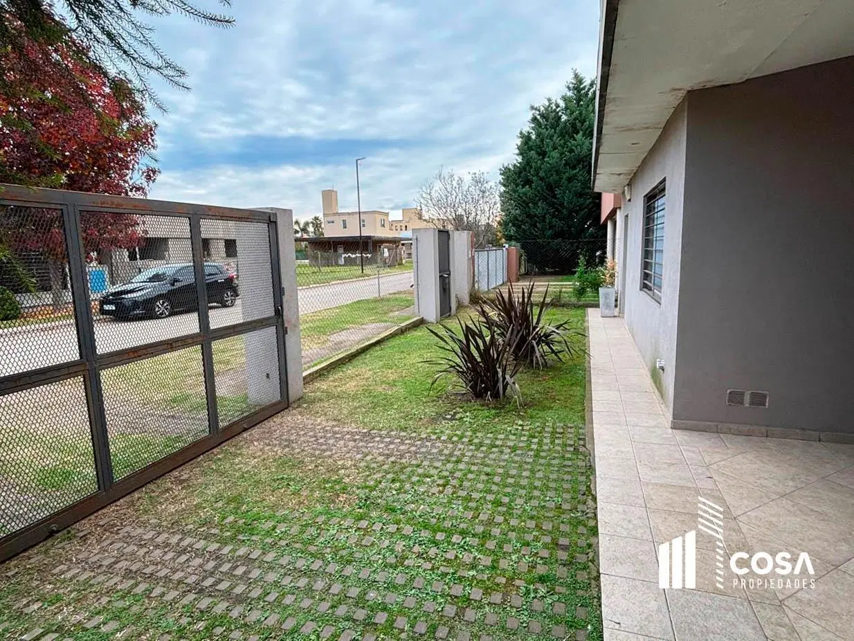 Venta Casa 4 dormitorios amplio jardín parquizado y pileta Cantegril Funes Santa Fe 2