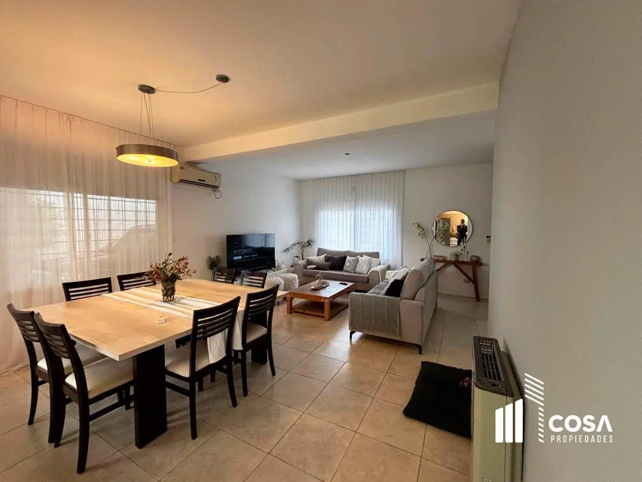Venta Casa 4 dormitorios amplio jardín parquizado y pileta Cantegril Funes Santa Fe 4