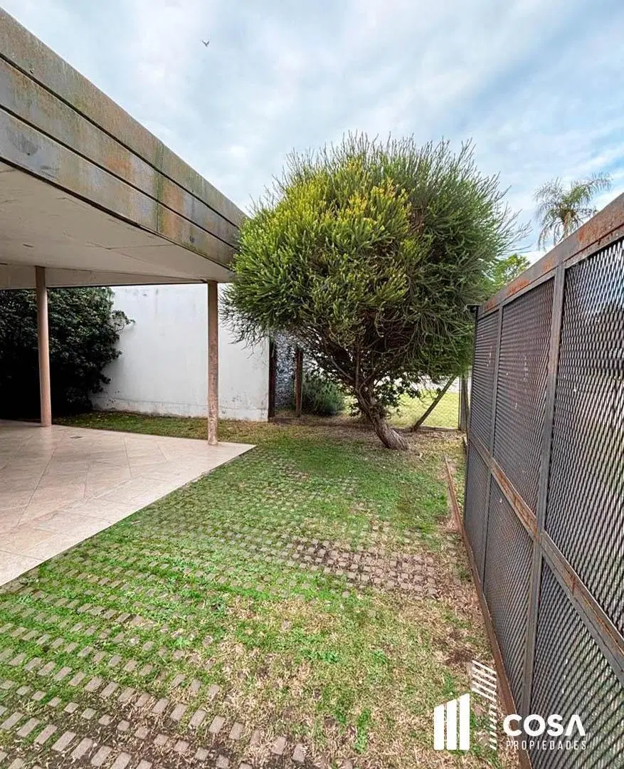 Venta Casa 4 dormitorios amplio jardín parquizado y pileta Cantegril Funes Santa Fe 3