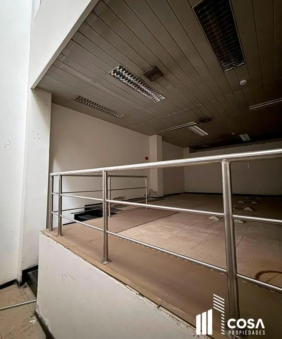 Venta Oficinas grandes dimensiones ideal para uso empresarial/institucional Luis Agote Rosario 2