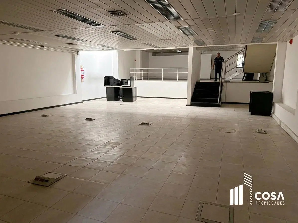 Venta Oficinas grandes dimensiones ideal para uso empresarial/institucional Luis Agote Rosario 1
