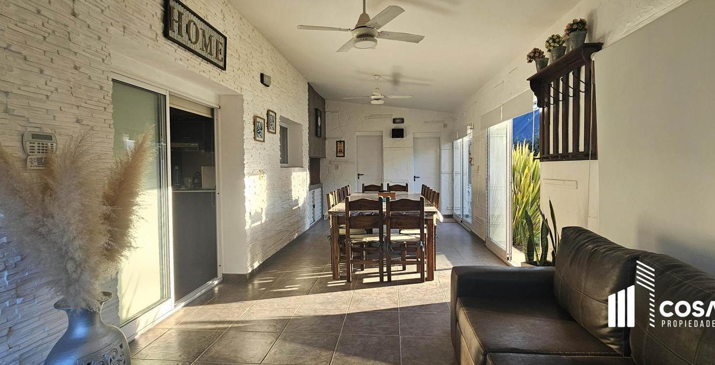 Foto de Venta Casa 3 dormitorios amplio jardín con piscina Barrio Los Olmos, imagen 2