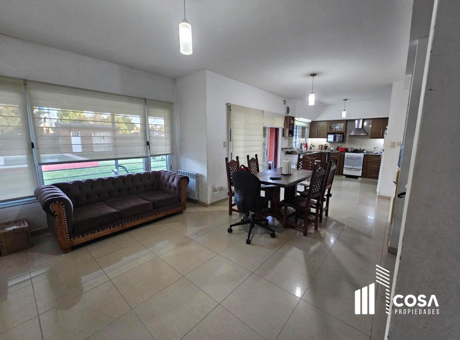 Foto de Venta Casa 2 dormitorios con jardín parquizado y pileta, imagen 2