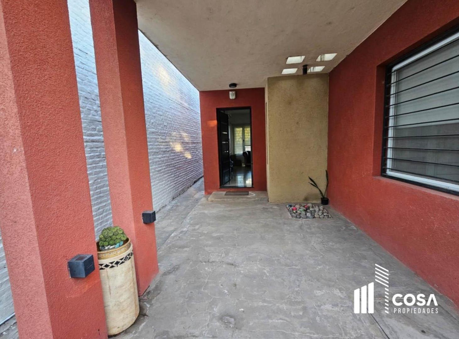 Foto de Venta Casa 2 dormitorios con jardín parquizado y pileta, imagen 1