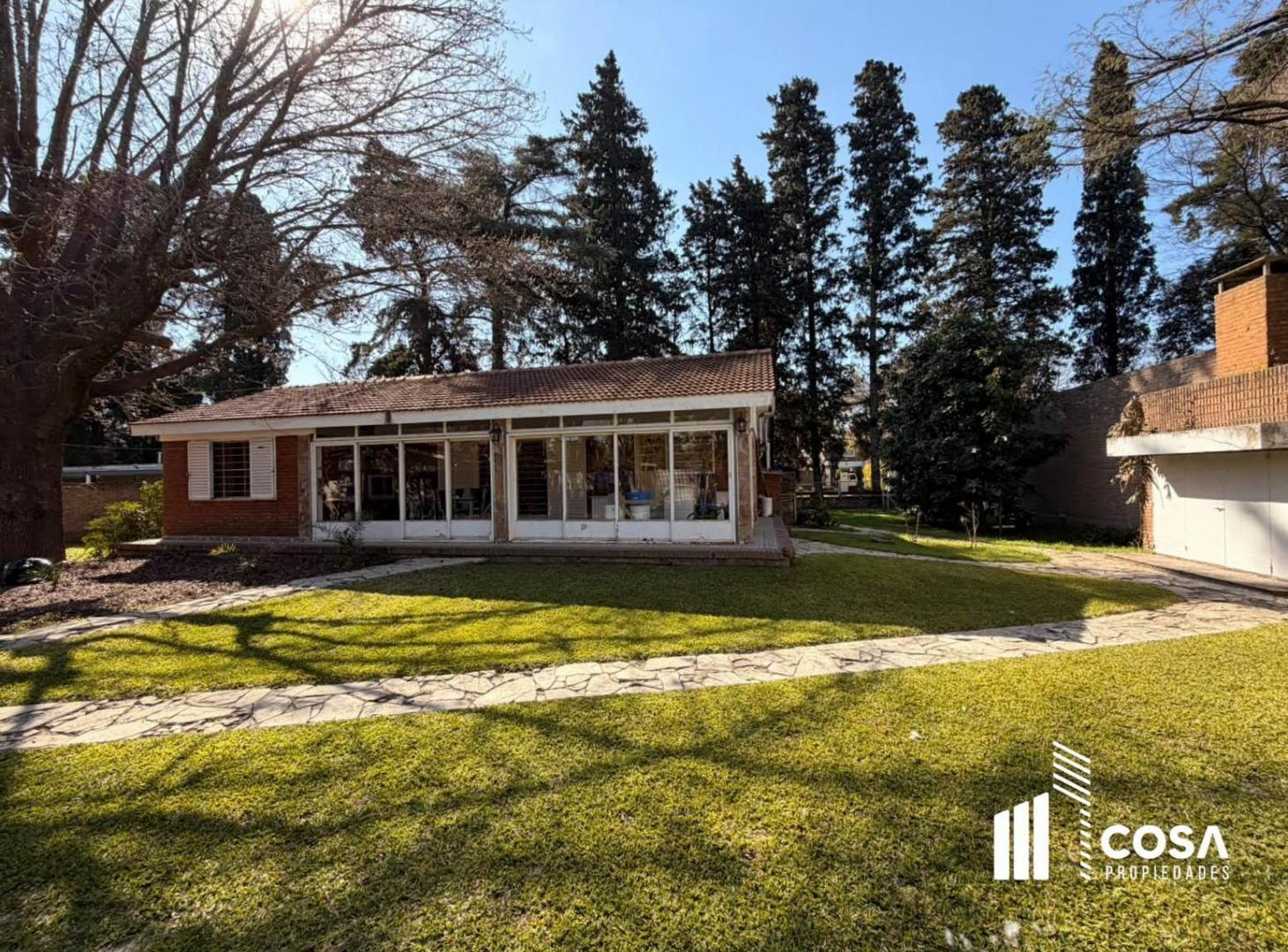 Foto de Venta Casa 3 dormitorios con amplio jardín parquizado y piscina Funes, imagen 2
