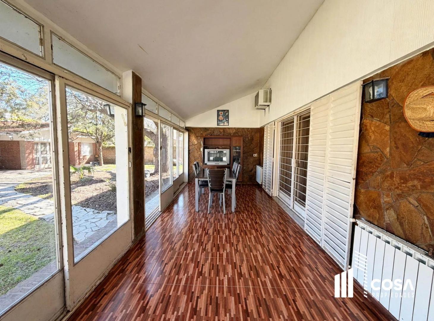 Foto de Venta Casa 3 dormitorios con amplio jardín parquizado y piscina Funes, imagen 3