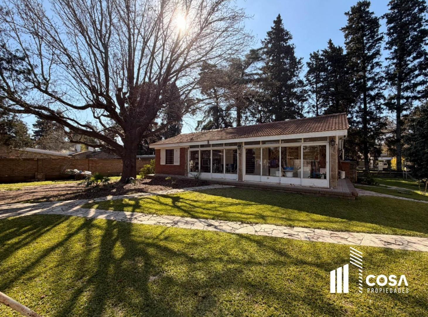 Foto de Venta Casa 3 dormitorios con amplio jardín parquizado y piscina Funes, imagen 1
