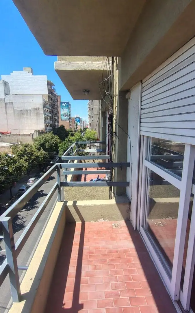 Monoambiente con balcón al frente. Av. Francia esquina Cordoba 4