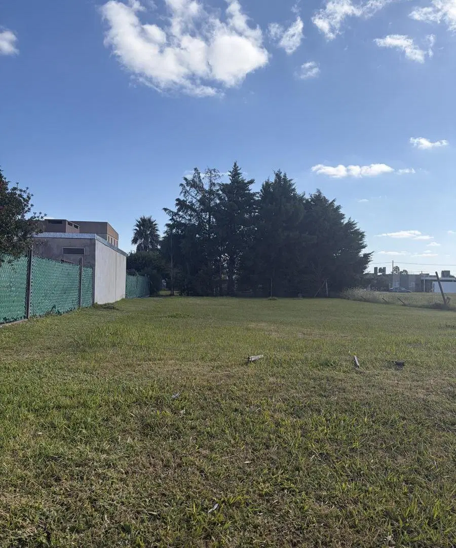 Terreno En Esquina sobre avenida Principal Apto comercial 1