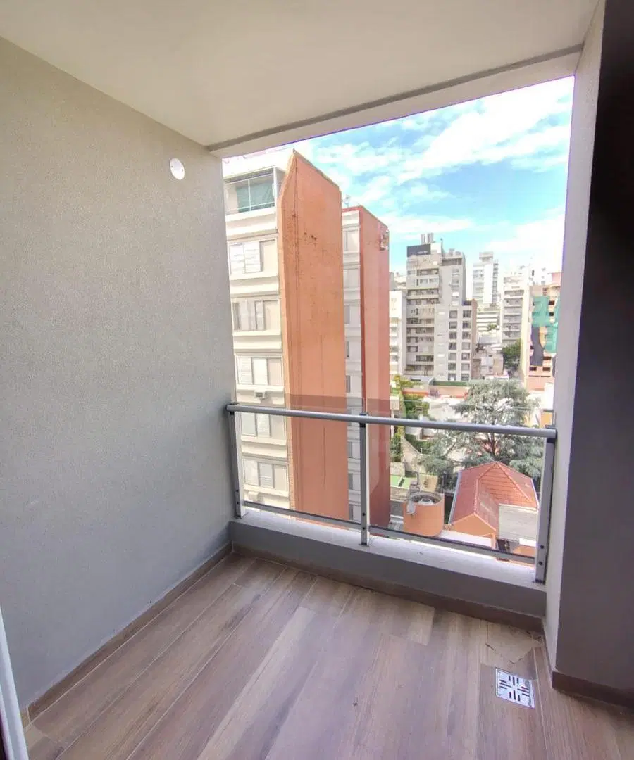 Moreno 250 - 1 dormitorio con cochera. Edificio con pileta. 4