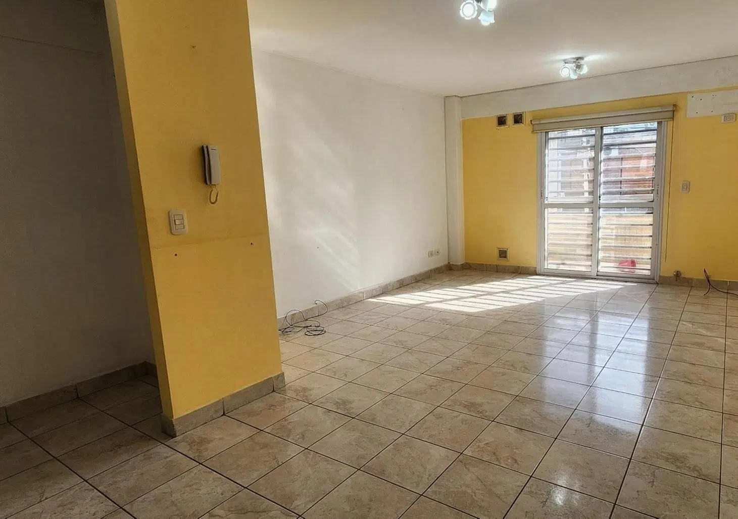 Departamento de dos amb. balcón al frente 4