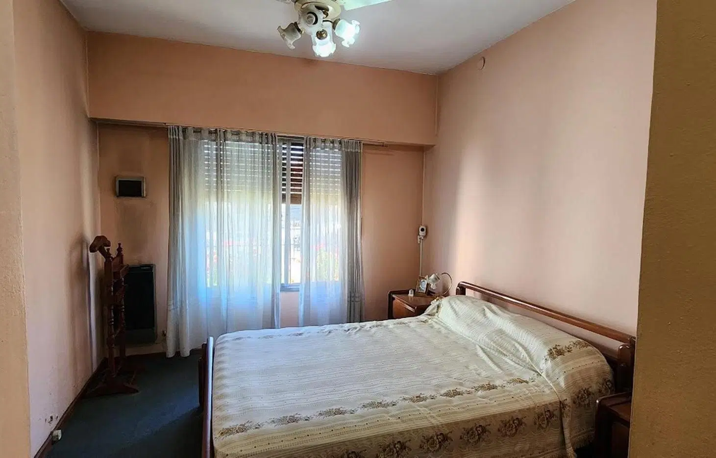 Casa de 4 ambientes con garaje pasante varios autos, quincho 4