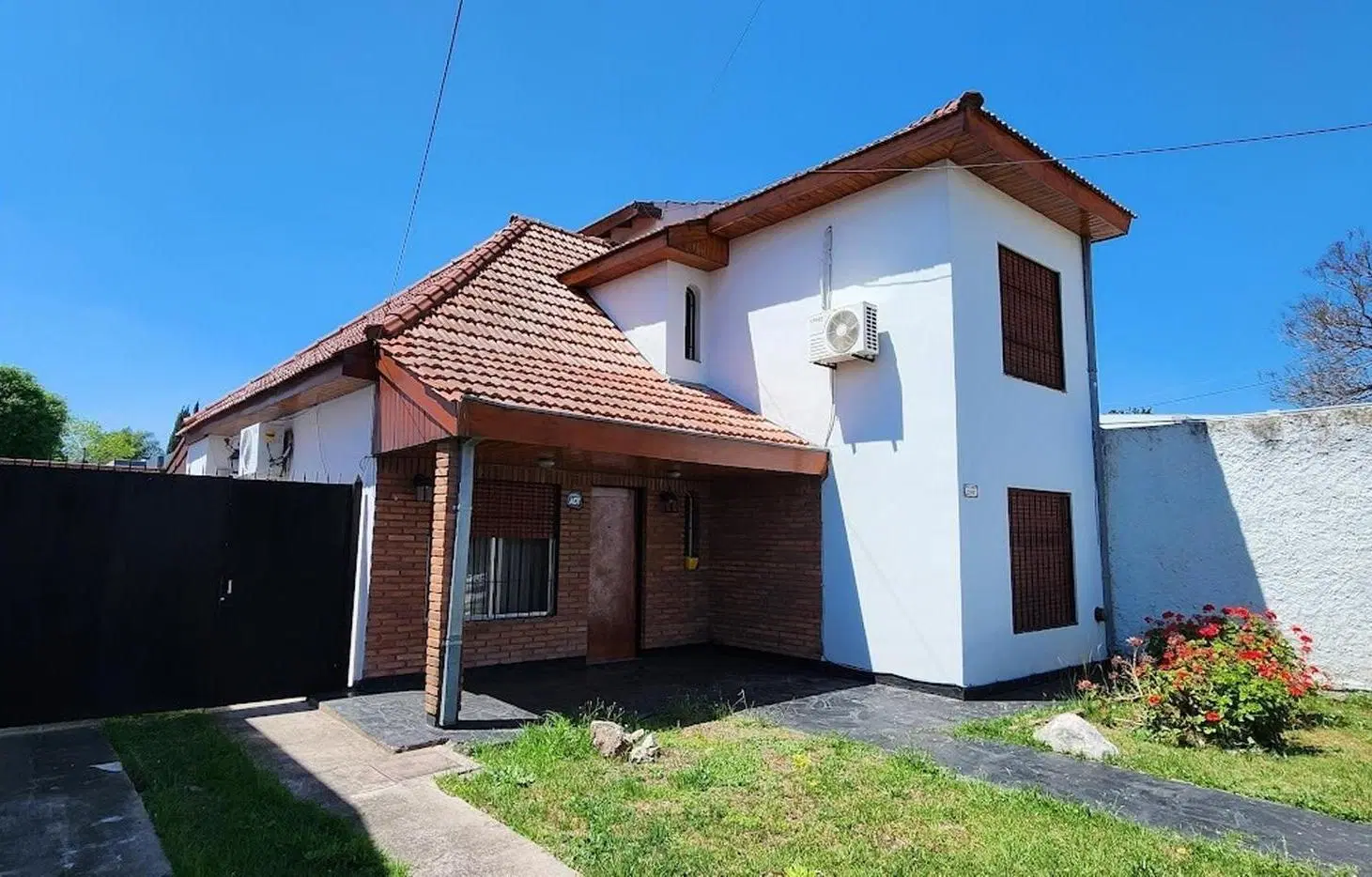 Casa de 4 ambientes con garaje pasante varios autos, quincho 3