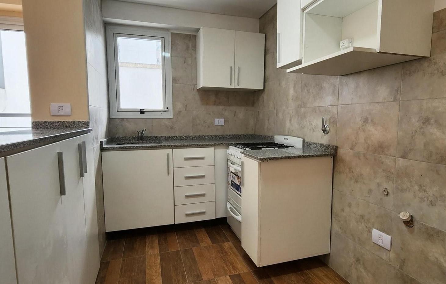 Foto de departamento en alquiler con patio y balcon corrido, imagen 1