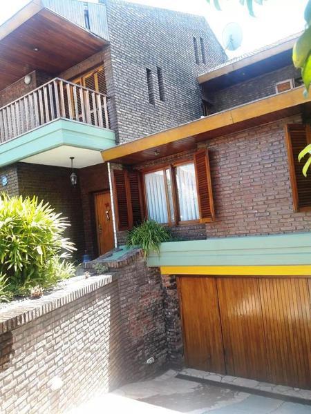 VENTA - CHALET DE 6 AMBIENTES - ISIDRO CASANOVA
