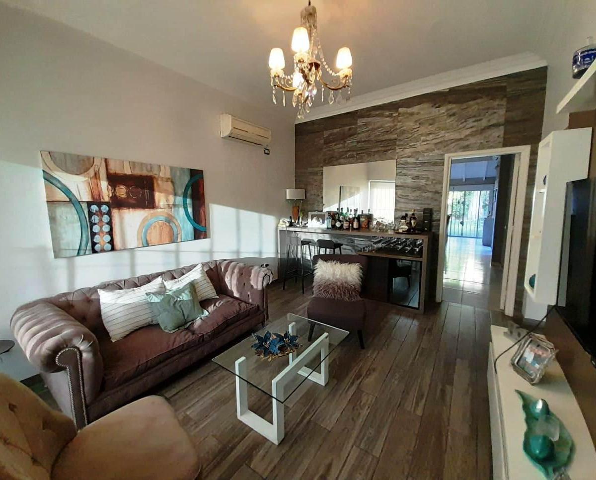 Casa de 5 ambientes con hermoso fondo y quincho y taller en S.Justo (Ctro)