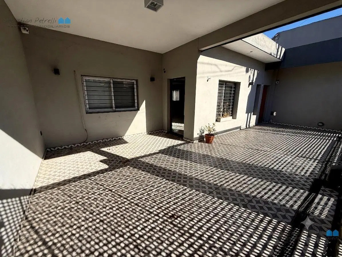 Casa en venta 5 ambientes con piscina y quincho en Villa Luzuriaga 1