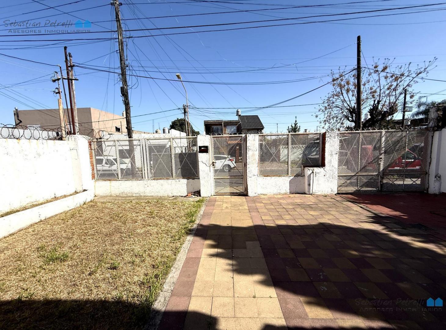 Foto de Casa en lote propio de 4 ambientes, con jardin, patio con parrilla y, imagen 3