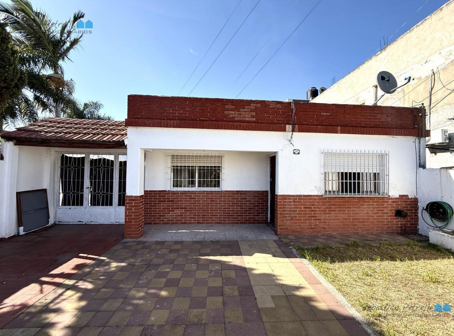 Foto de Casa en lote propio de 4 ambientes, con jardin, patio con parrilla y, imagen 2