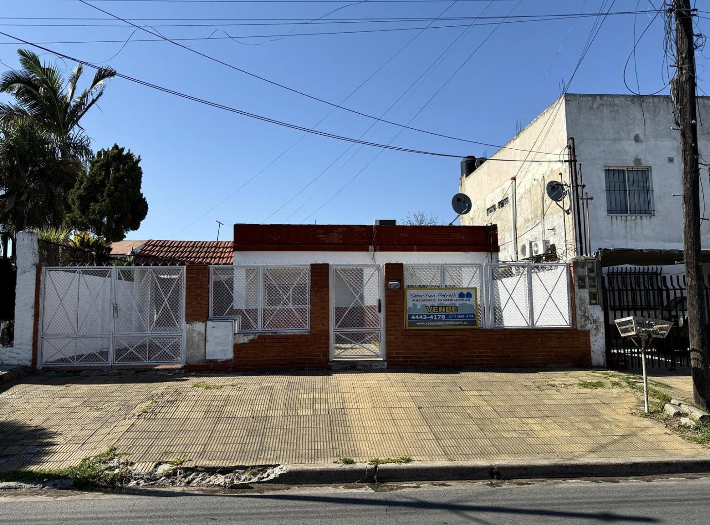 Foto de Casa en lote propio de 4 ambientes, con jardin, patio con parrilla y, imagen 1