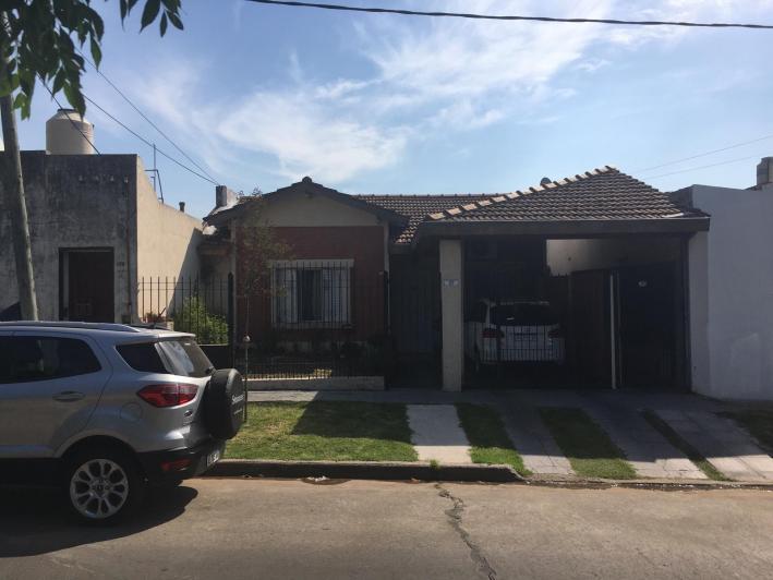 ANTICIPO 50% Y CUOTAS Casa en Ph al Frente 3 Amb c/ Cochera ** APTO CREDITO **