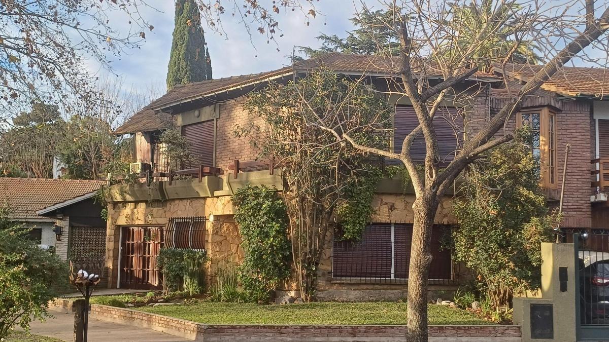 Imponente Chalet de 6 Amb Frente a Plaza Azopardo